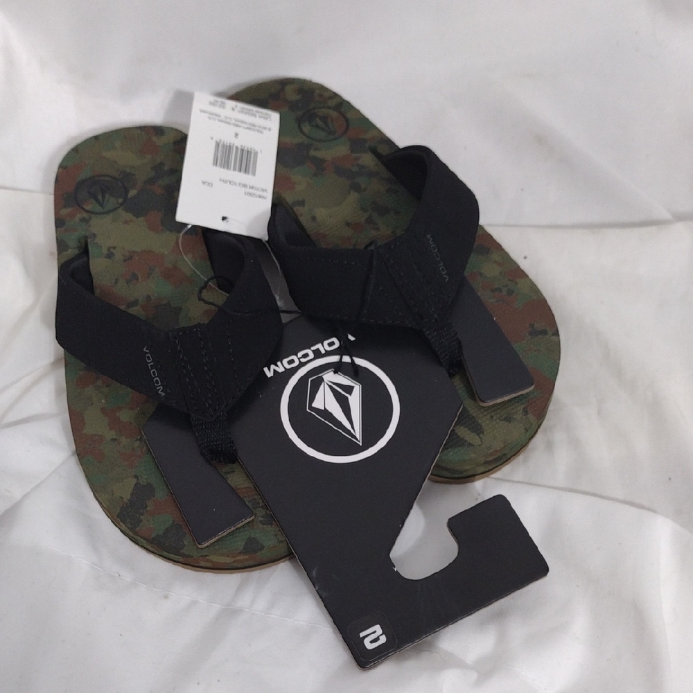 NWT Volcom Camo Victor Flip Flops Boys Size 2